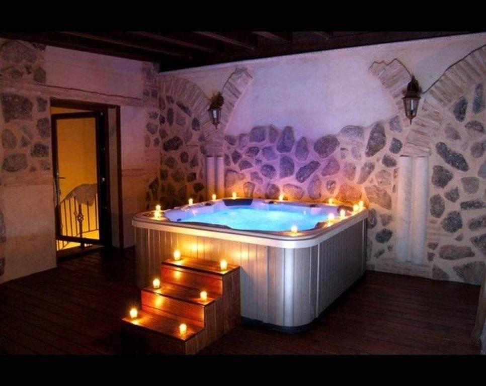 een grote hot tub met verlichting in een kamer bij Casa Rural El Rosal del Pozo, a 5 minutos de Puy du Fou in Argés