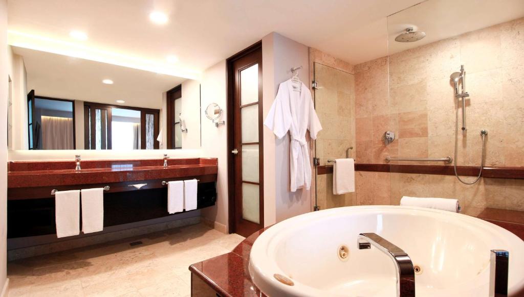 y baño con bañera, ducha y lavamanos. en Hyatt Regency Villahermosa en Villahermosa