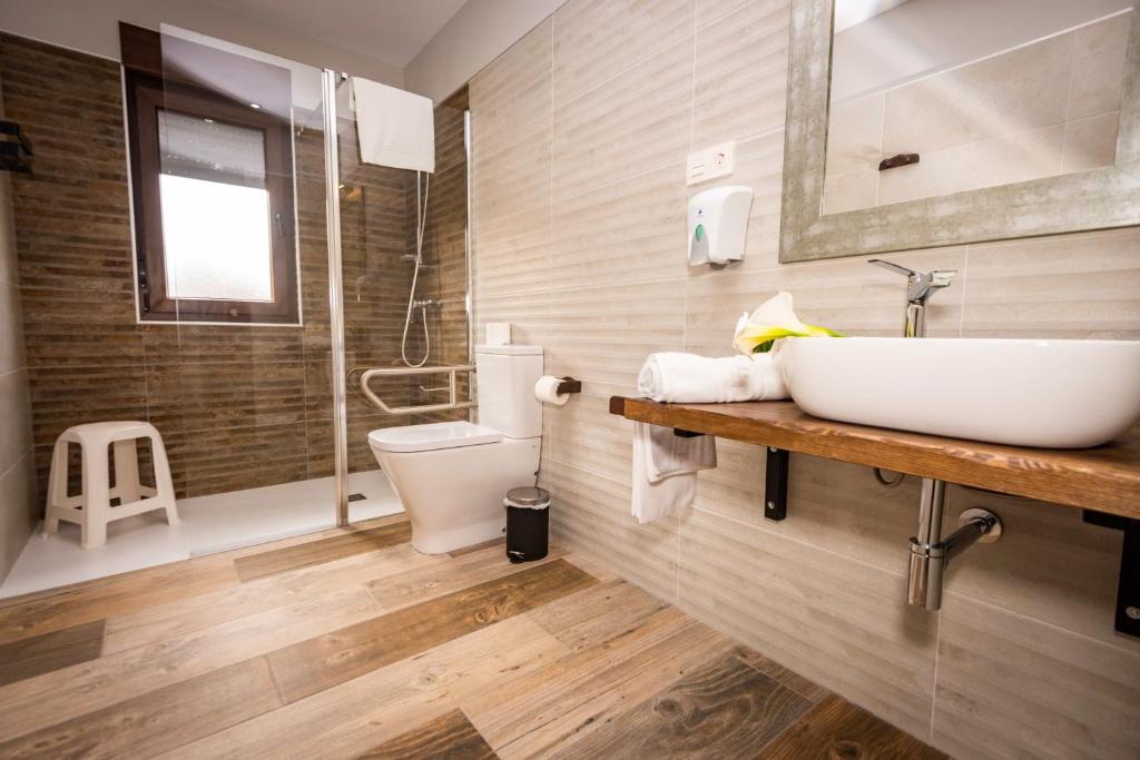 łazienka z umywalką i toaletą w obiekcie Apartamentos Casa Carin w mieście Cadavedo