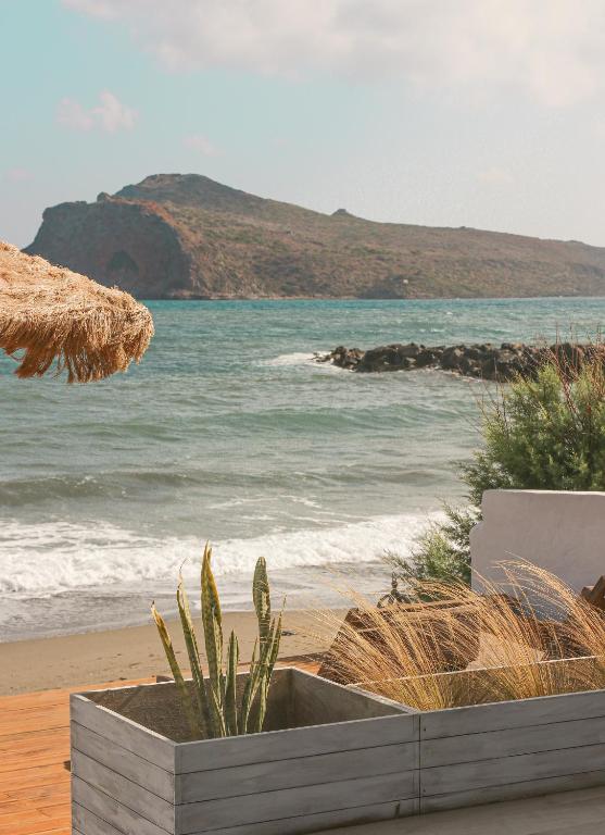 widok na plażę i ocean w obiekcie Esperanto seafront studio w mieście Agia Marina Nea Kydonias