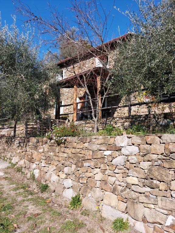 una pared de piedra frente a una casa en Nostro Rifugio, en Apricale