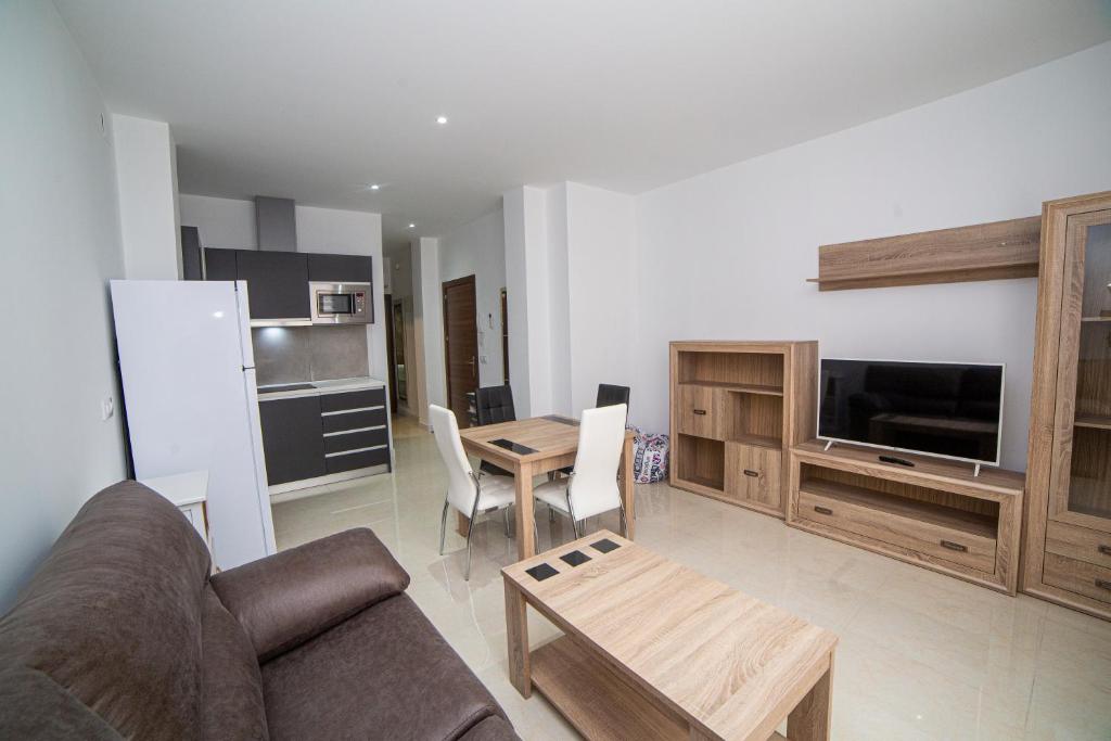 sala de estar con sofá y mesa en Apartamentos Turísticos Los Olivos en Alcalá del Júcar