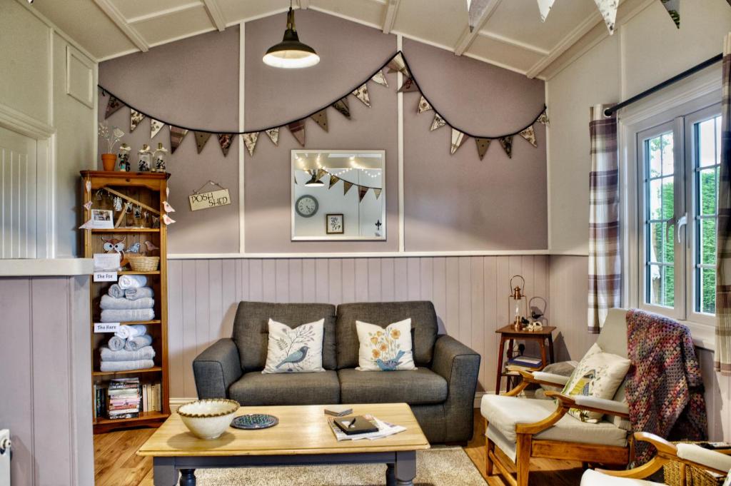 Posezení v ubytování Bramble Lodge Glamping