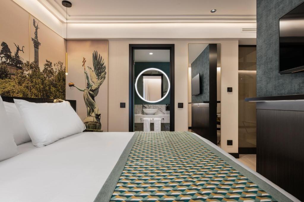 Un pat sau paturi într-o cameră la Eurostars Ambassador