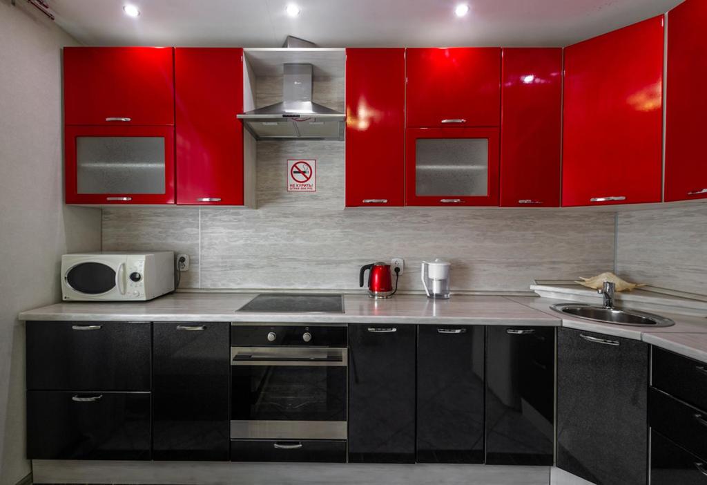 A kitchen or kitchenette at Centralnye Apartments