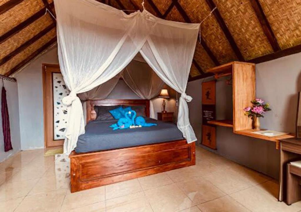 Un pat sau paturi într-o cameră la Bukit Catu Bungalows