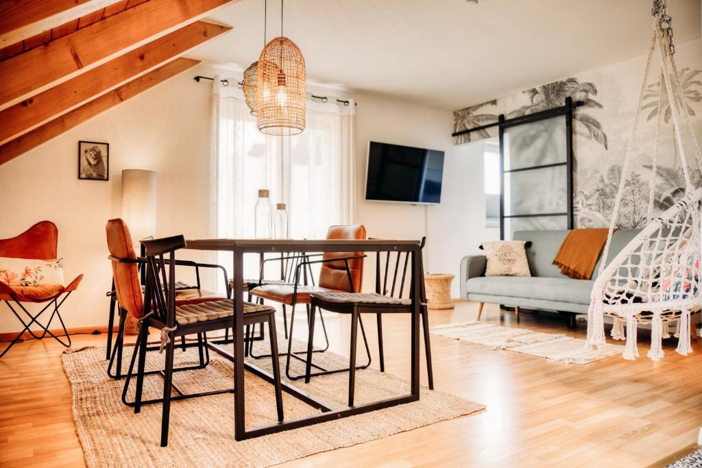 ein Wohnzimmer mit einem Tisch und Stühlen in der Unterkunft Sohana Lifestyle Apartments I Stefan's Home I Rust in Rust