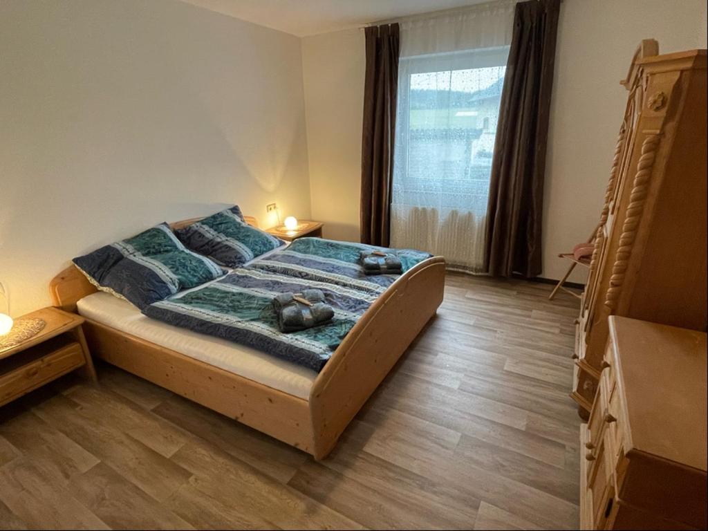 1 dormitorio con 1 cama con 2 toallas en Relaxen am Ring Fewo 1, en Wimbach