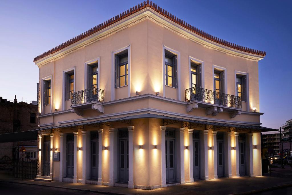 a large white building with its lights on at Del Taso 1850 in Athens