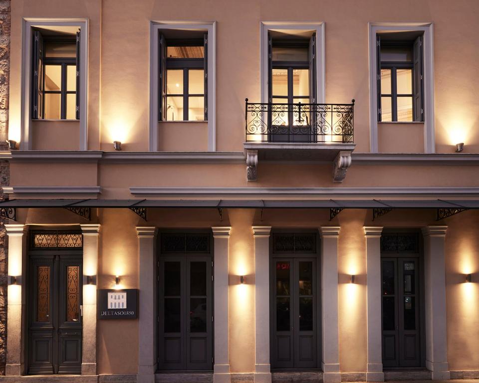 a facade of a building with windows and a balcony at Del Taso 1850 in Athens