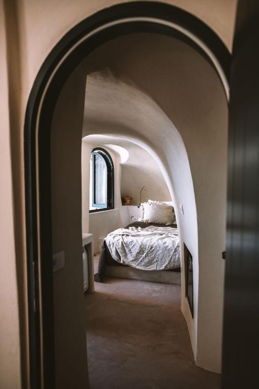 Uma cama ou camas num quarto em Spitia Santorini Villa Collection
