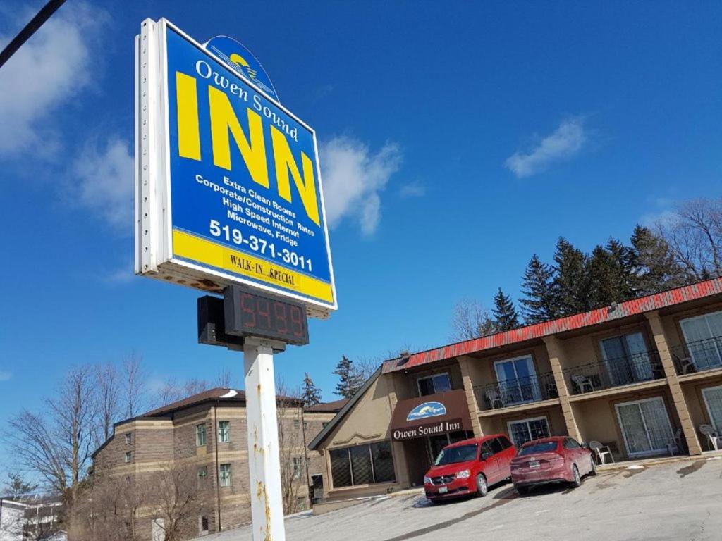 a sign for an inn in front of a building at Owen Sound Inn in Owen Sound