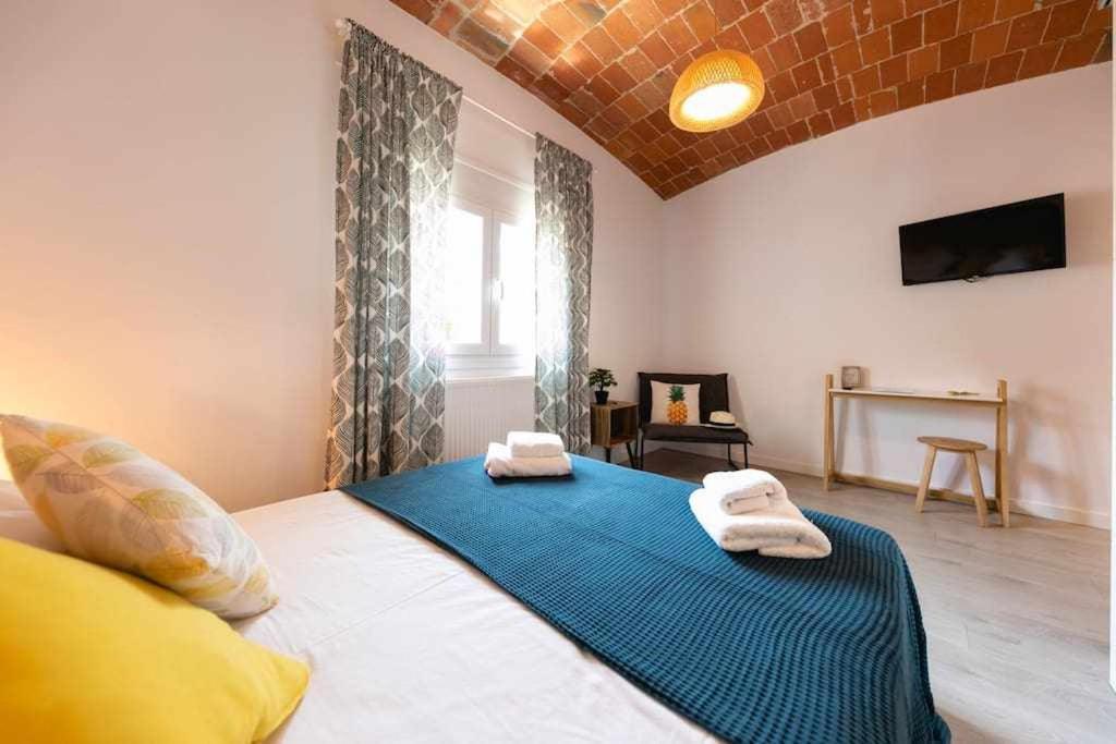 Newly renovated room w Pool & BikeParking - Habitación Doble De Lujo Con Ducha