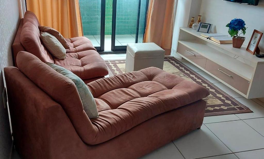 - un canapé en cuir brun dans le salon dans l'établissement Residencial Amazonia Apto 1205, à João Pessoa