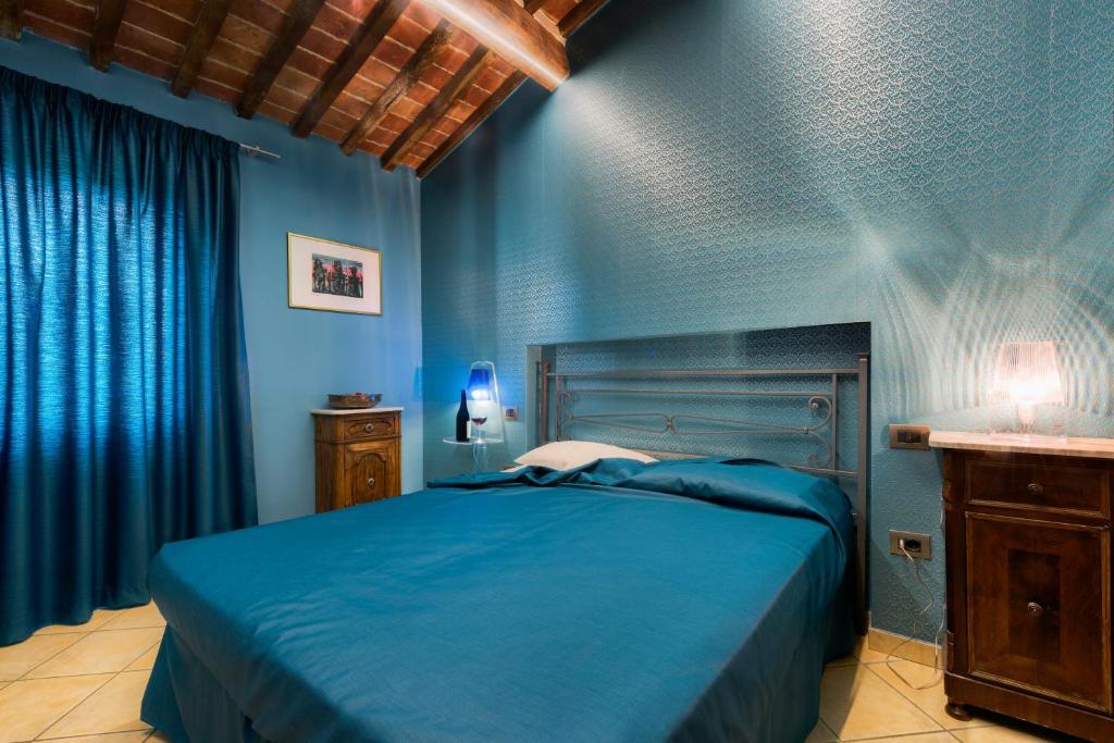 a blue bedroom with a bed and blue walls at B&B Da Nada Locanda Toscana in Roccatederighi