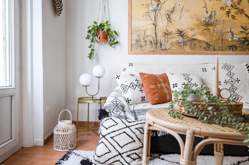 un salon avec un canapé et une table dans l'établissement Appartement 1er étage piéton Place de la Pierre, à Valence