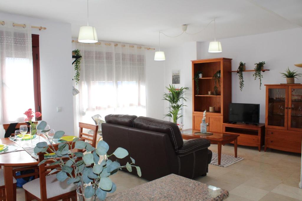 een woonkamer met een bank en een tafel bij Playa de Las Canteras-Mirador in Las Palmas de Gran Canaria
