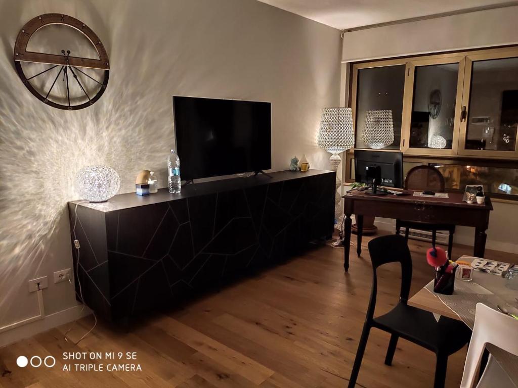 Televízia a/alebo spoločenská miestnosť v ubytovaní Residenza del Sele