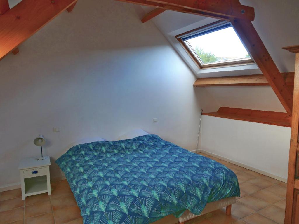 a bedroom with a bed in a room with a window at Gîte de l&#39;Hirondelle bleue in Brech