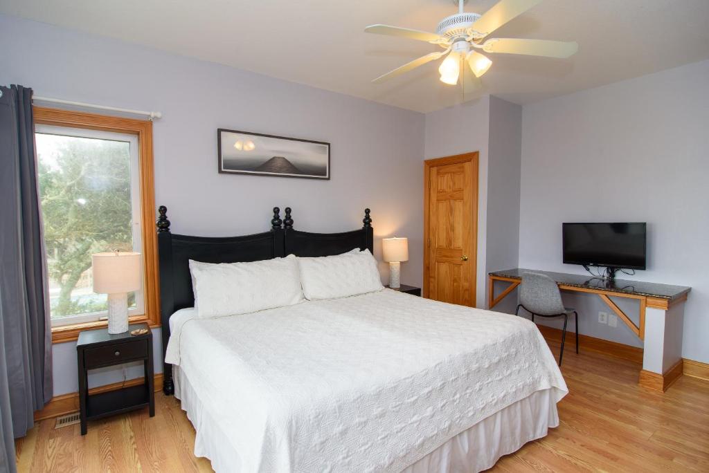 Letto o letti in una camera di The Inn on Pamlico Sound