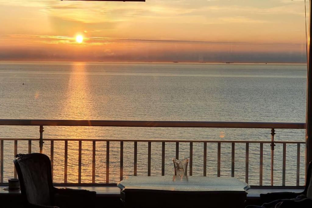 een tafel op een cruiseschip met zonsondergang bij The best sea & city view of Ostend -BestviewOasis in Oostende