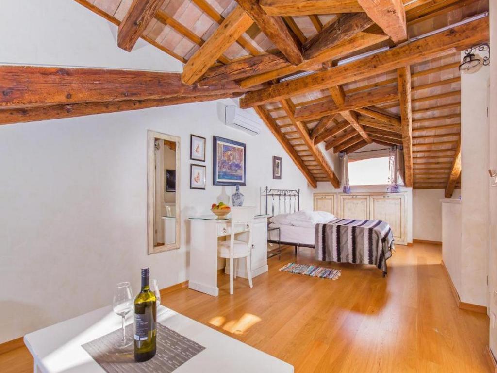 una sala de estar con mesa y una habitación con cocina en Heritage Hotel Villa Valdibora en Rovinj