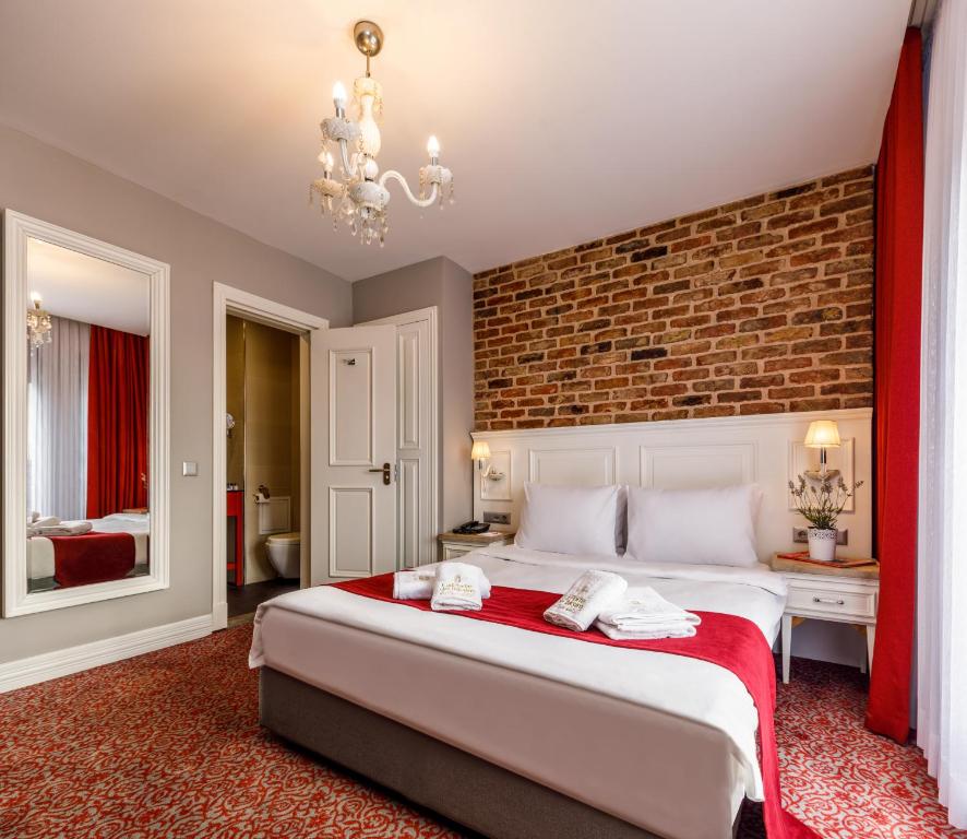 A bed or beds in a room at La Porte de Taksim