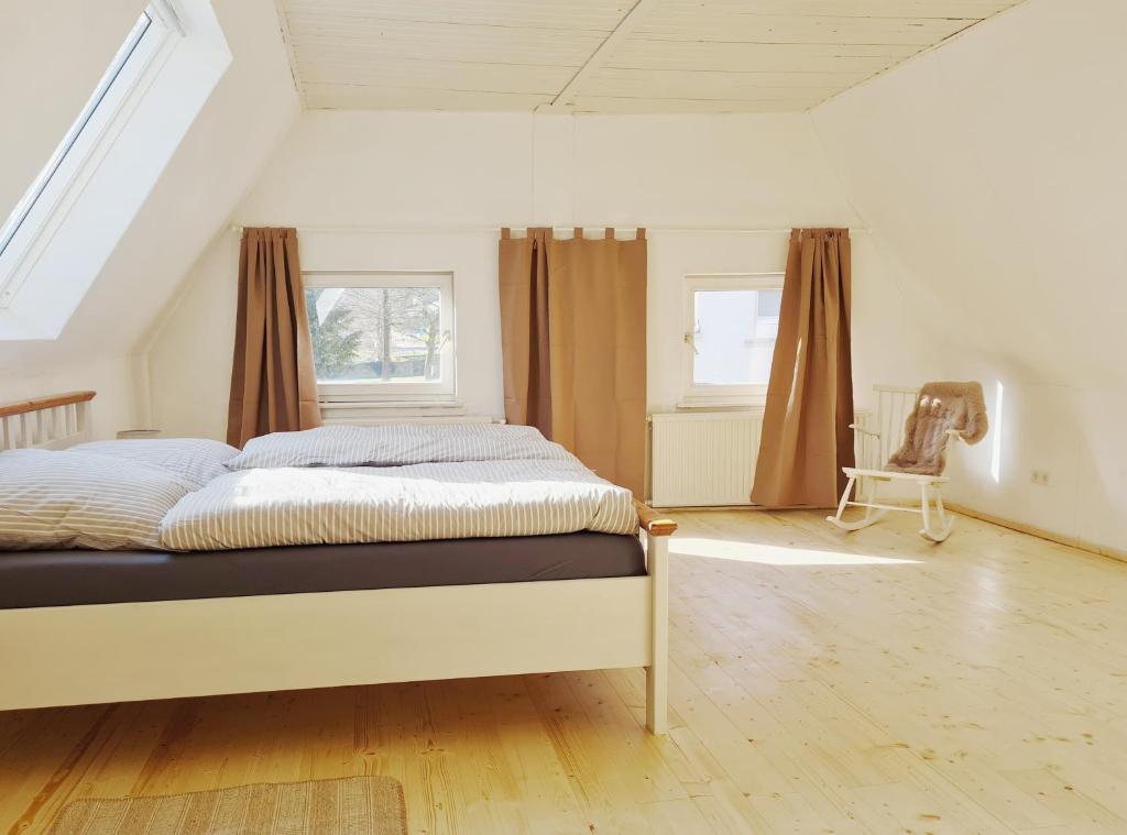 Säng eller sängar i ett rum på Kleines Fachwerkhaus im Herzen von Lemgo für Individualisten
