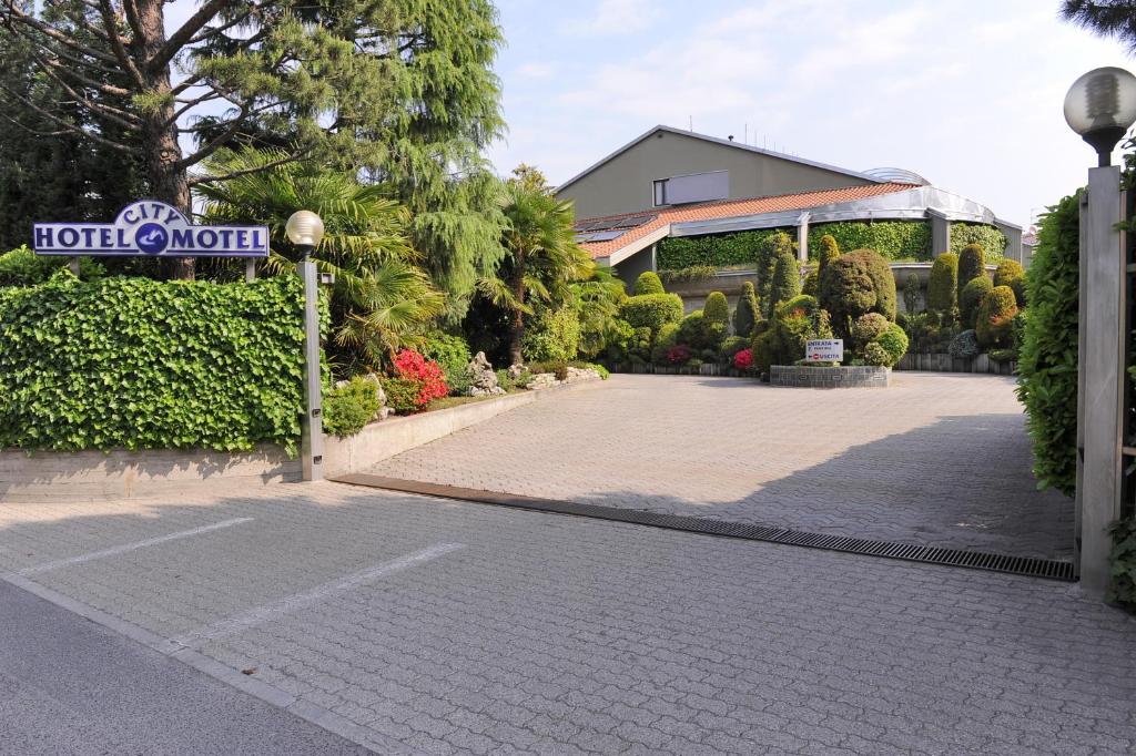 a house with a sign on the side of a driveway at Hotel City Legnano in Legnano