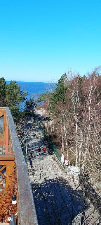 een luchtzicht op een strand met de oceaan bij Rowy Apartamenty Jantar in Rowy