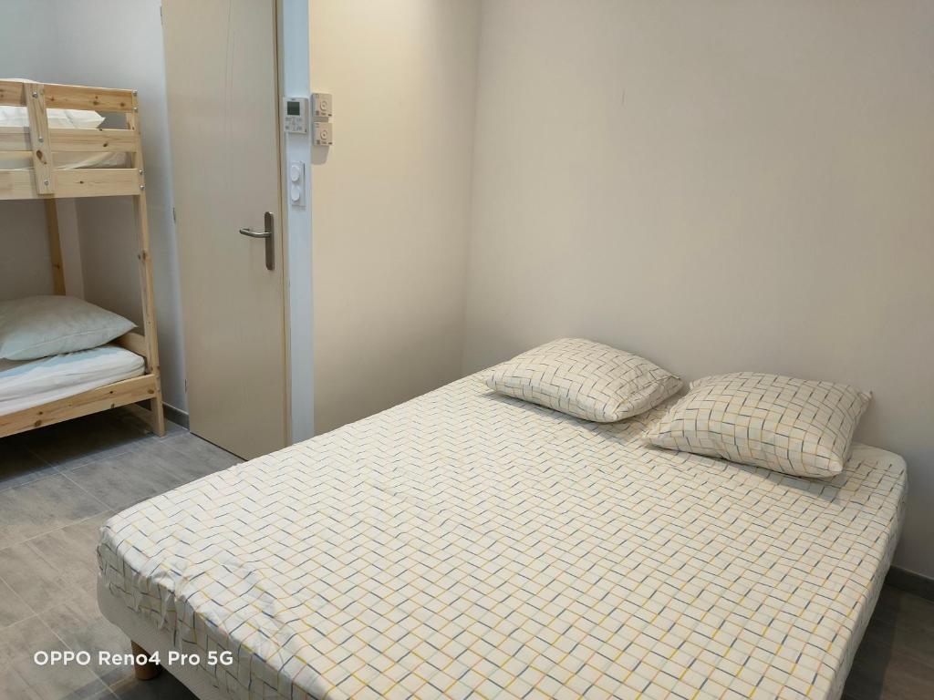 Postel nebo postele na pokoji v ubytování Domaines des confines