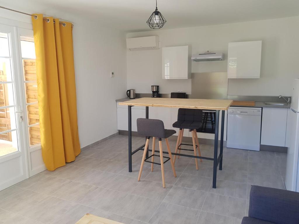 Kuchyň nebo kuchyňský kout v ubytování Domaines des confines