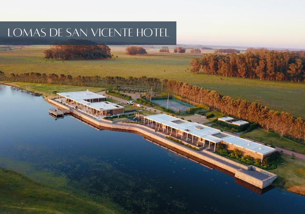 una vista aérea de una casa sobre el agua en Lomas de San Vicente Hotel Boutique, en Balneario Buenos Aires