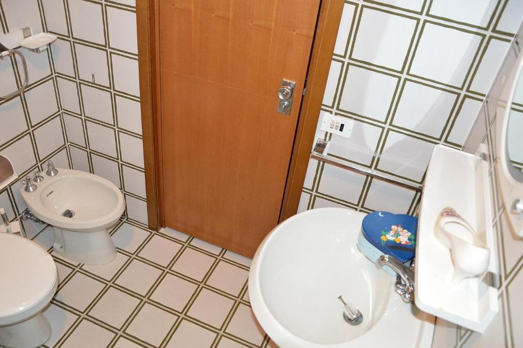 Koupelna v ubytování Appartamenti Vacanze Casa -Residence Albare - check in Vacanze Casa - Marilleva 900