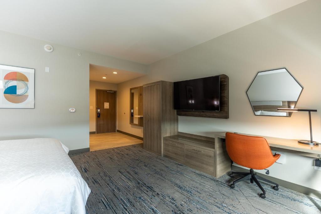Holiday Inn Express & Suites Charlottesville by IHG - Camera Standard