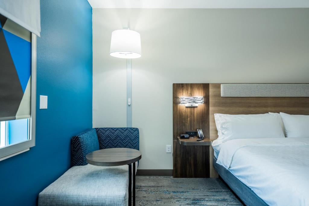 Holiday Inn Express & Suites Charlottesville by IHG - Camera Standard King