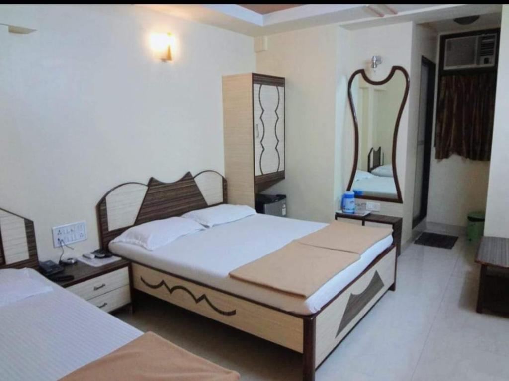 Postel nebo postele na pokoji v ubytování Hotel Broadway Colaba