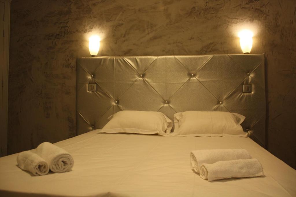 Postel nebo postele na pokoji v ubytování Arcotel** Cannes