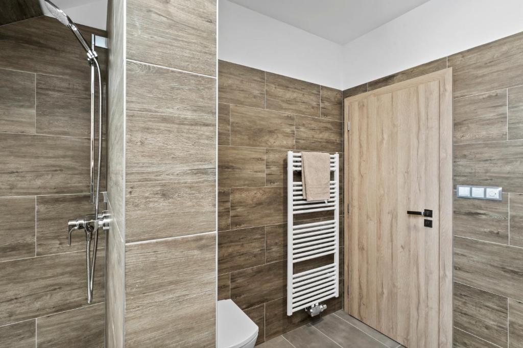 Apartmán Šakal في فريمبورك: حمام مع دش ومرحاض وباب زجاجي
