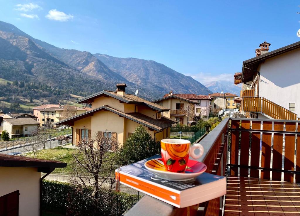 eine Tasse Kaffee auf einem Tisch auf einem Balkon in der Unterkunft Aria Fresca in Sovere