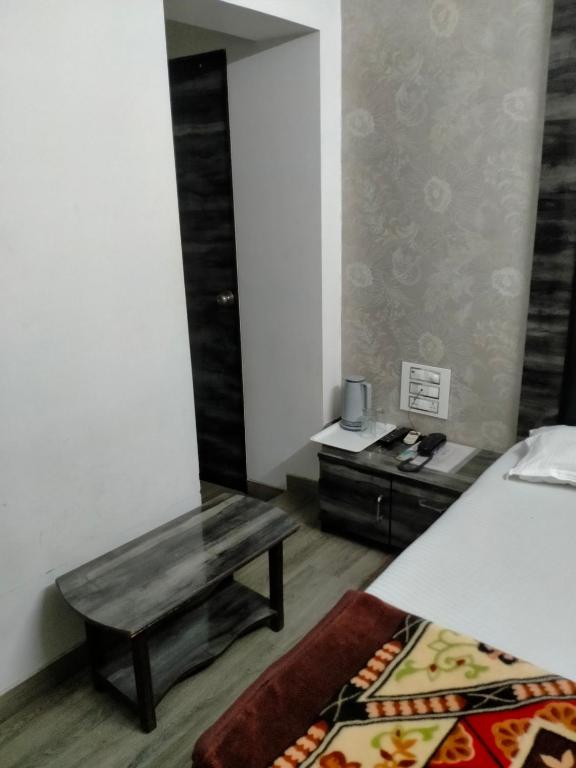 Postel nebo postele na pokoji v ubytování Hotel Broadway Colaba