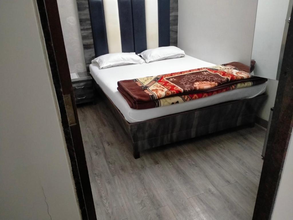 Postel nebo postele na pokoji v ubytování Hotel Broadway Colaba