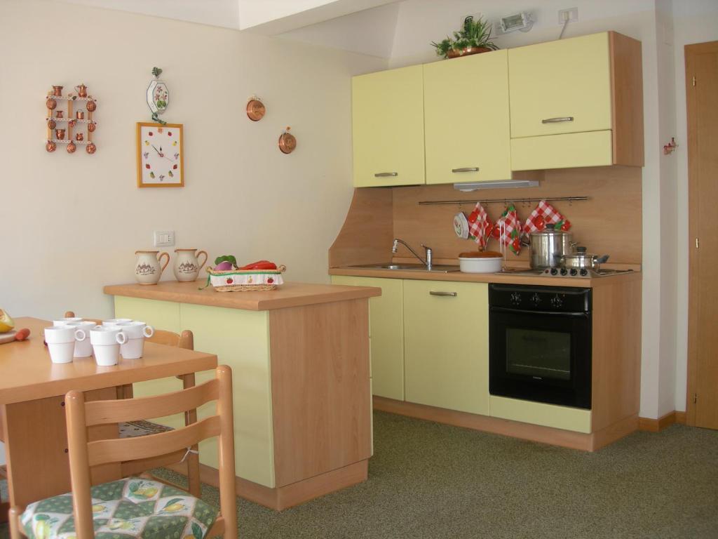 Kuchyň nebo kuchyňský kout v ubytování Appartamenti Vacanze Casa -Residence Albare - check in Vacanze Casa - Marilleva 900