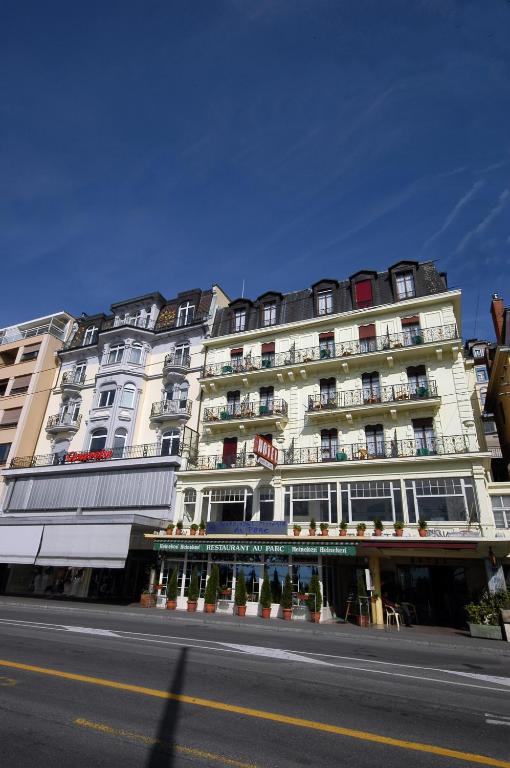um grande edifício branco no lado de uma rua em Hotel Parc & Lac em Montreux