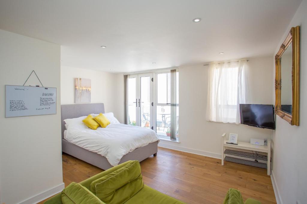 Galería fotográfica de Gorgeous Central Studio with Balcony, 2 mins to Beach and Pier en Worthing