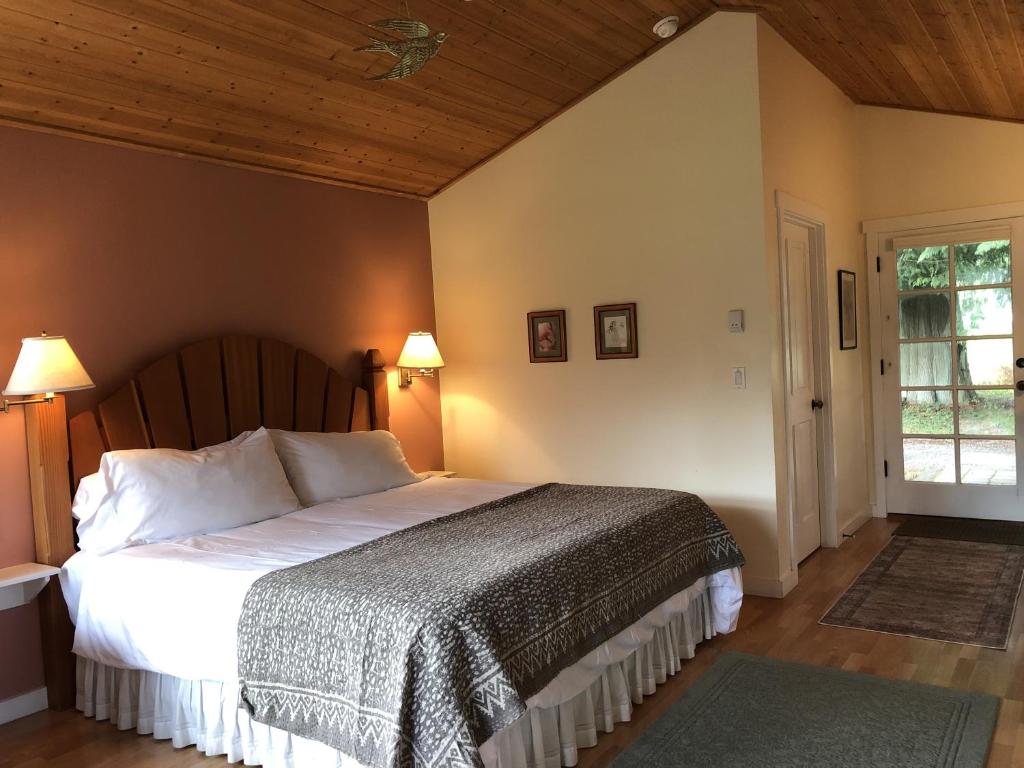 Postel nebo postele na pokoji v ubytování Lopez Farm Cottages & Tent Camping