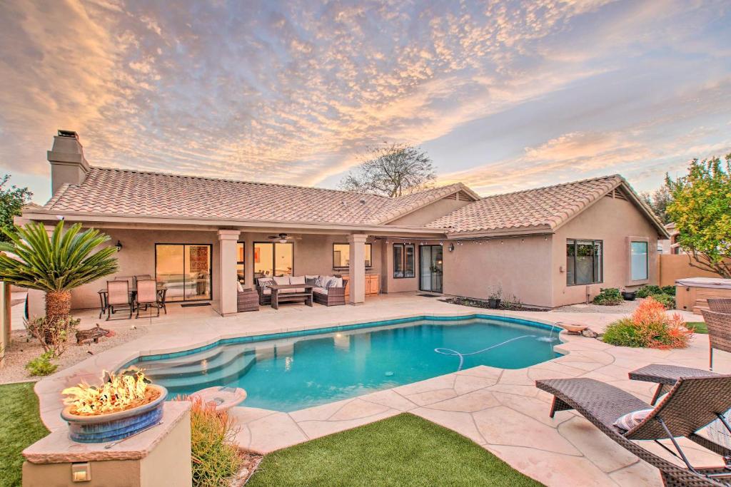 una casa con piscina en un patio en Luxurious Chandler Oasis with Heated Pool and Hot Tub!, en Chandler