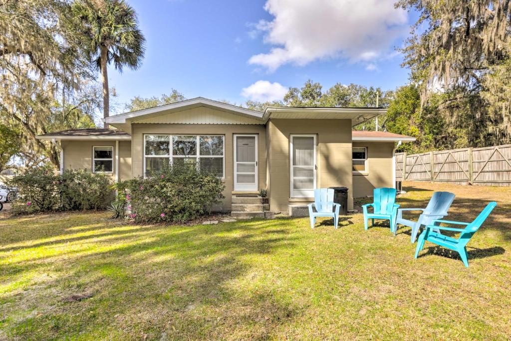 uma casa com cadeiras azuis no quintal em Stunning Florida Getaway Less Than 1 Mi to Lake Weir! em Summerfield