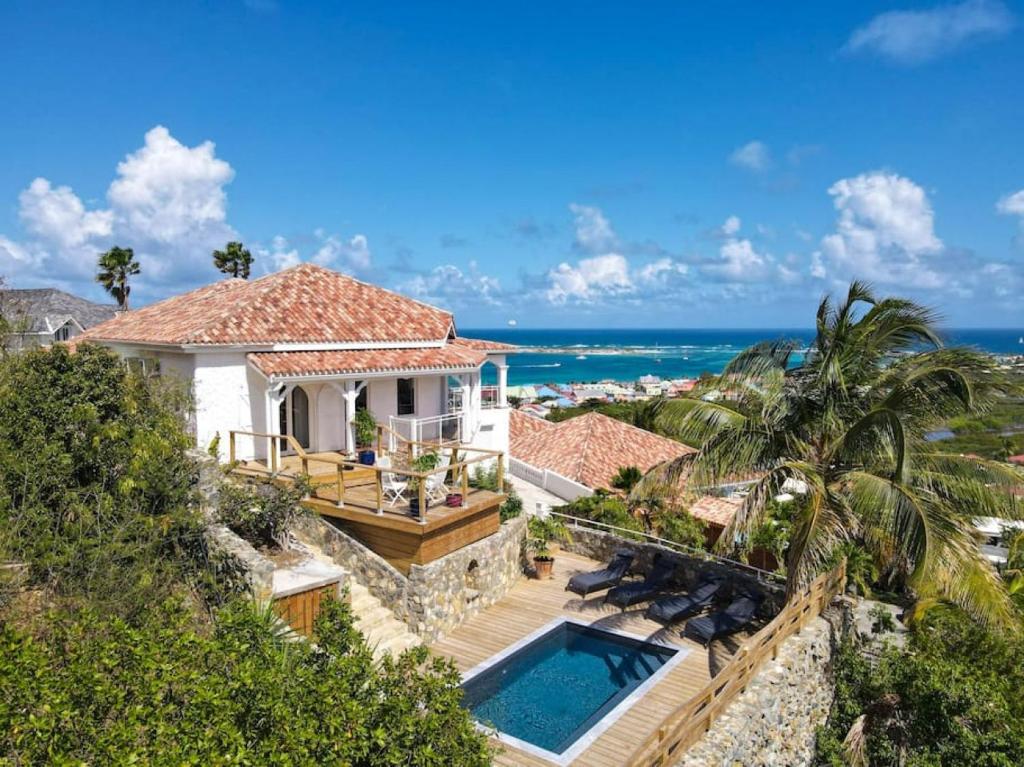 En udsigt til poolen hos Villa West Indies, spectacular sea view, inside Orient Bay resort, private pool eller i nærheden