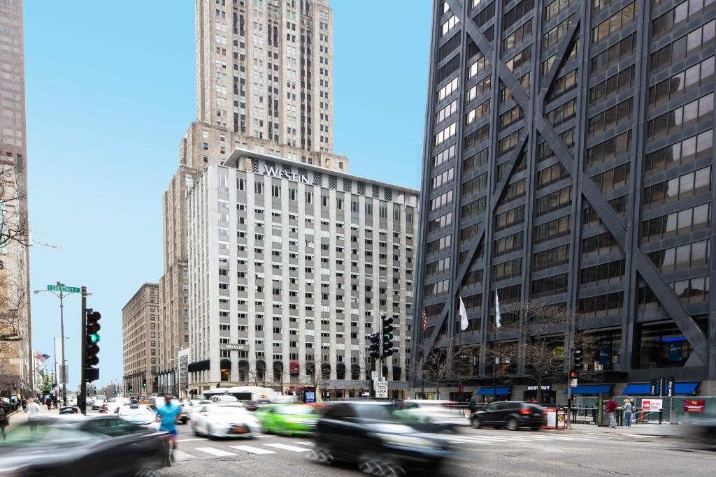 eine belebte Stadtstraße mit hohen Gebäuden und Autos in der Unterkunft The Westin Michigan Avenue Chicago in Chicago